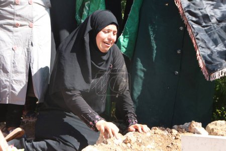 Foto de PALESTINA, Hebrón: La violencia continuó en Hebrón, Palestina, el 21 de octubre de 2015, cuando los palestinos celebraron un funeral para un hombre caído. - Imagen libre de derechos