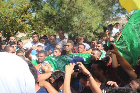 Téléchargez les photos : PALESTINE, Hébron : La violence a continué à Hébron, en Palestine, le 21 octobre 2015 alors que les Palestiniens célébraient un service funèbre pour un homme tombé au champ d'honneur. - en image libre de droit