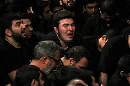 Téléchargez les photos : IRAN, Téhéran : Des centaines de musulmans chiites torse nu dans le bâtiment du complexe Reyhane-Al-Hossein assistent à une séance de deuil en hommage à l'imam Husayn ibn Ali le 21 octobre 2015, la 8e nuit de Muharram à Téhéran, en Iran. - en image libre de droit