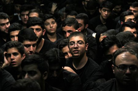 Téléchargez les photos : IRAN, Téhéran : Des centaines de musulmans chiites torse nu dans le bâtiment du complexe Reyhane-Al-Hossein assistent à une séance de deuil en hommage à l'imam Husayn ibn Ali le 21 octobre 2015, la 8e nuit de Muharram à Téhéran, en Iran. - en image libre de droit