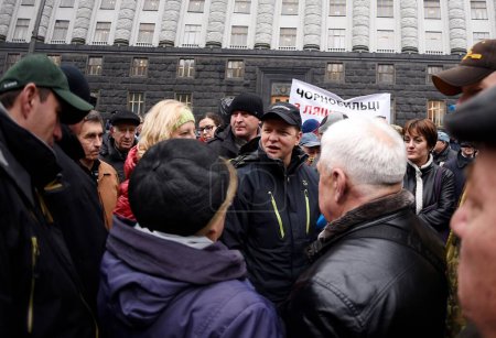 Téléchargez les photos : UKRAINE, Kiev : Le leader du parti radical d'extrême droite Oleg Lyashko qui a quitté la coalition au pouvoir au parlement ukrainien en septembre 2015 assiste à une manifestation de centaines de personnes qui se rassemblent devant le cabinet des ministres ukrainiens - en image libre de droit