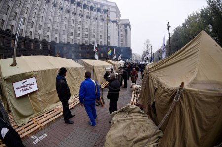 Téléchargez les photos : UKRAINE, Kiev : Des centaines de personnes se rassemblent devant le cabinet des ministres ukrainiens à Kiev le 22 octobre 2015, trois jours avant les élections locales. - en image libre de droit