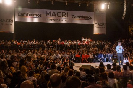 Foto de ARGENTINA, Córdoba: Mauricio Macri, alcalde saliente de Buenos Aires y candidato presidencial del partido opositor Cambiemos, se dirige a los simpatizantes en un mitin de campaña final en Córdoba, Argentina, el 22 de octubre de 2015. - Imagen libre de derechos