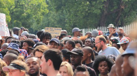 Téléchargez les photos : AFRIQUE DU SUD - 22 octobre 2015 : Des milliers d "étudiants de deux universités se sont rendus au siège de l'ANC à Johannesburg pour protester contre les hausses de taxes proposées. - en image libre de droit