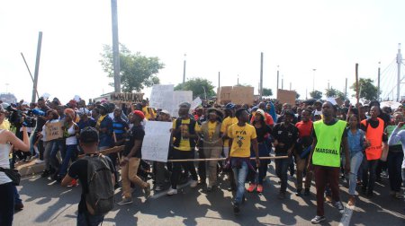 Foto de SUDÁFRICA - 22 de octubre de 2015: Miles de estudiantes de dos universidades marcharon a la sede del ANC en Johannesburgo en protesta por los aumentos propuestos de tarifas. - Imagen libre de derechos