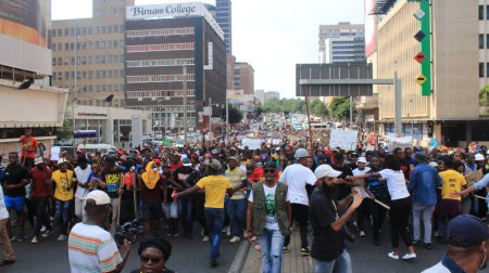 Téléchargez les photos : AFRIQUE DU SUD - 22 octobre 2015 : Des milliers d "étudiants de deux universités se sont rendus au siège de l'ANC à Johannesburg pour protester contre les hausses de taxes proposées. - en image libre de droit