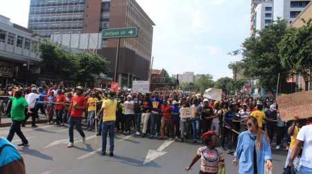 Foto de SUDÁFRICA - 22 de octubre de 2015: Miles de estudiantes de dos universidades marcharon a la sede del ANC en Johannesburgo en protesta por los aumentos propuestos de tarifas. - Imagen libre de derechos