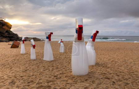 Téléchargez les photos : Sculpture au bord de la mer Bondi - Les bouteilles - en image libre de droit