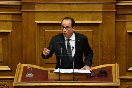Foto de GRECIA, Atenas: El presidente francés Francois Hollande pronuncia un discurso durante la sesión plenaria del Parlamento griego, en el segundo día de su visita a Atenas, el 23 de octubre de 2015. - Imagen libre de derechos