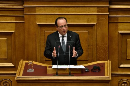 Foto de GRECIA, Atenas: El presidente francés Francois Hollande pronuncia un discurso durante la sesión plenaria del Parlamento griego, en el segundo día de su visita a Atenas, el 23 de octubre de 2015. - Imagen libre de derechos