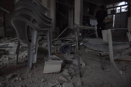 Téléchargez les photos : SYRIE - AIRSTRIKE - AFTERMATH À HARASTA, bâtiments détruits dans le village - en image libre de droit