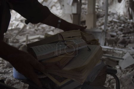 Téléchargez les photos : SYRIE - AIRSTRIKE - AFTERMATH À HARASTA, bâtiments détruits dans le village - en image libre de droit