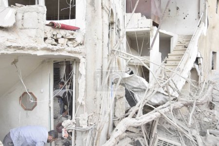 Foto de SIRIA - AERSTRIKE - AFTERMATH EN HARASTA, destruyó edificios en la aldea - Imagen libre de derechos