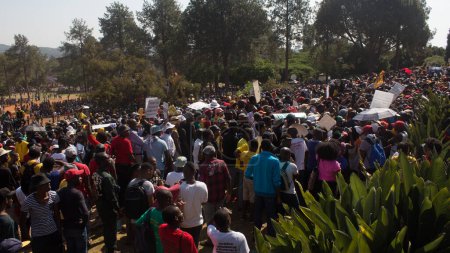 Foto de SUDÁFRICA, Pretoria: Manifestantes huyen de la policía mientras se estima que 10.000 personas se reúnen en los Edificios de la Unión el 23 de octubre de 2015. - Imagen libre de derechos