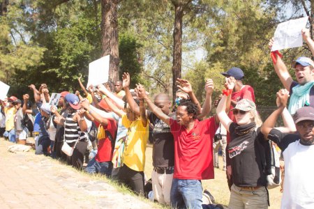 Téléchargez les photos : AFRIQUE DU SUD, Pretoria : Des manifestants fuient la police alors qu'environ 10 000 personnes se rassemblent dans les bâtiments de l'Union le 23 octobre 2015. - en image libre de droit