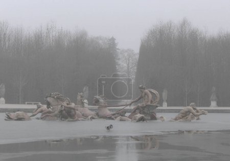Foto de Fountain - Chteau de Versailles in Paris at winter - Imagen libre de derechos