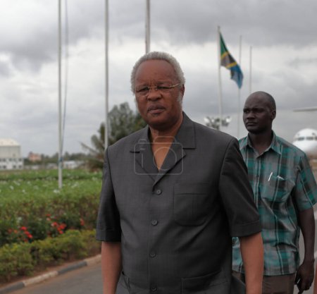 Téléchargez les photos : TANZANIE, RÉPUBLIQUE UNIE DE Dar es Salaam : Cette photo prise le 2 octobre 2015 à Dar es Salam montre le candidat à la présidence Edward Lowassa arrivant à l'aéroport. - en image libre de droit