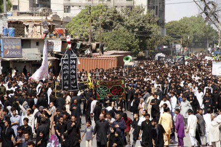 Foto de PAKISTÁN, Karachi: Musulmanes chiítas rezan durante una procesión Ashura para conmemorar el martirio del Imam Hussain, el nieto del Profeta Muhammad, en Karachi el 24 de octubre de 2015 - Imagen libre de derechos