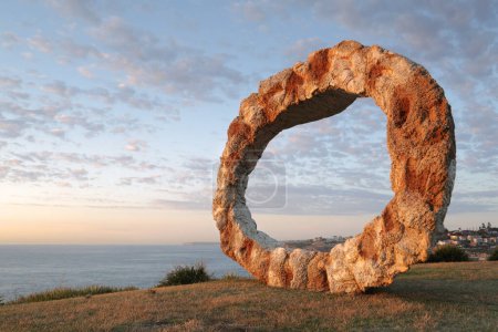 Téléchargez les photos : Sculpture en bord de mer - Ouvert - en image libre de droit