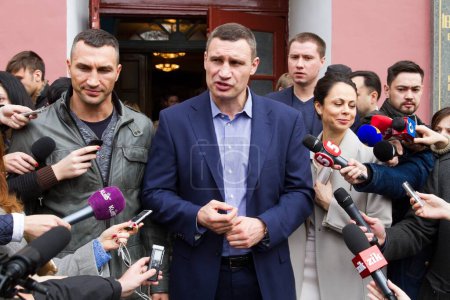 Téléchargez les photos : UKRAINE, Kiev : Le maire de Kiev Vitaly Klitschko, son épouse Natalia et son frère Vladimir Klitschko se préparent à voter dans un bureau de vote à Kiev le 25 octobre 2015. - en image libre de droit