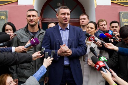 Téléchargez les photos : UKRAINE, Kiev : Le maire de Kiev Vitaly Klitschko, son épouse Natalia et son frère Vladimir Klitschko se préparent à voter dans un bureau de vote à Kiev le 25 octobre 2015. - en image libre de droit