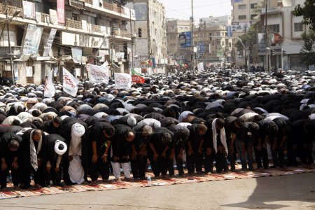 Téléchargez les photos : PAKISTAN, Karachi : Des musulmans chiites prient lors d'une procession de l'Ashura pour commémorer le martyre de l'imam Hussain, petit-fils du prophète Muhammad, à Karachi le 24 octobre 2015 - en image libre de droit