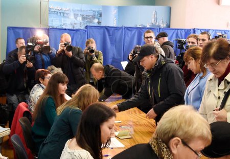 Téléchargez les photos : UKRAINE, Kiev : Oleh Lyashko, chef du Parti radical, vote dans un bureau de vote à Kiev lors des élections locales ukrainiennes, le 25 octobre 2015. - en image libre de droit