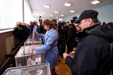 Foto de UCRANIA, Kiev: Oleh Lyashko, líder del Partido Radical, emite su voto en un centro de votación en Kiev durante las elecciones locales de Ucrania, el 25 de octubre de 2015. - Imagen libre de derechos