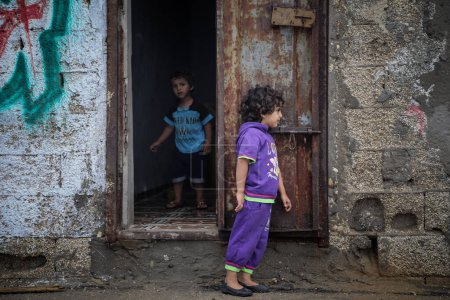 Téléchargez les photos : STRIP DE GAZA : Des intempéries balayent la zone portuaire maritime près de la bande de Gaza causant des inondations et des dommages à certaines maisons le 25 octobre 2015. - en image libre de droit