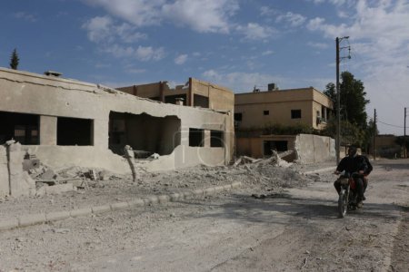 Téléchargez les photos : SYRIE, Damas : Des bâtiments endommagés sont vus dans le quartier de Marj al-Sultan à l'est de Damas le 24 octobre 2015. - en image libre de droit
