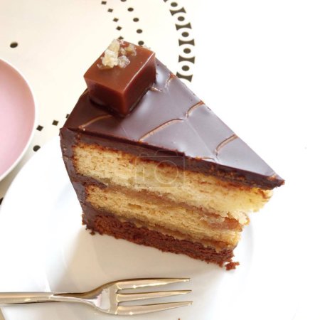 Téléchargez les photos : Gâteau au chocolat à la crème et au caramel - en image libre de droit