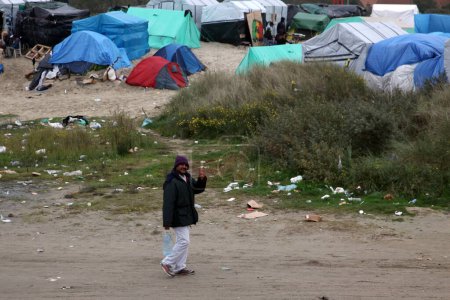 Foto de FRANCIA, Calais: Nuevo campamento de migrantes de la selva en Calais, donde alrededor de 6.000 migrantes viven con la esperanza de cruzar el Canal hacia Gran Bretaña, el 26 de octubre de 2015. - Imagen libre de derechos
