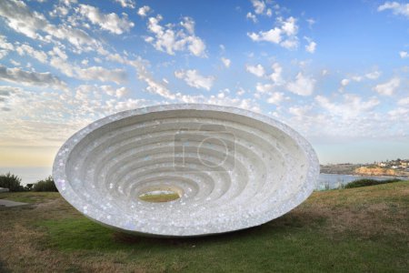 Téléchargez les photos : Sculpture au bord de la mer - Continuum espace-temps V4 - en image libre de droit