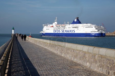 Téléchargez les photos : FRANCE, Calais : Un ferry de la compagnie danoise DFDS quitte le port de Calais, nord de la France, le 26 octobre 2015. - en image libre de droit