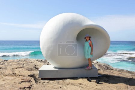 Foto de Escultura junto al mar - Cámara acústica - Imagen libre de derechos