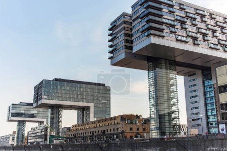 Foto de Vista de edificios modernos en el paseo marítimo de Colonia - Imagen libre de derechos