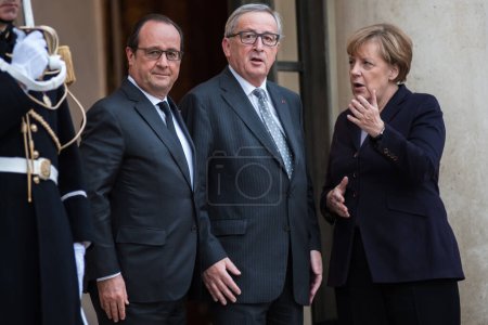 Téléchargez les photos : FRANCE, Paris : Le président français François Hollande et la chancelière allemande Angela Merkel attendent le président de la Commission européenne Jean-Claude Juncker au palais Elysée, à Paris, où se tient un sommet numérique France-Allemagne, le 27 octobre 2015. - en image libre de droit