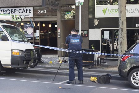 Foto de AUSTRALIA, Melbourne: Un hombre armado se apoderó de un café después de acusar a la policía con una cuchilla de carne en la calle La Trobe en Melbourne el 27 de octubre de 2015 - Imagen libre de derechos