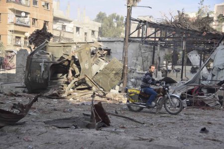 Foto de SIRIA, Duma: Los residentes inspeccionan los daños en el hospital principal de campaña en Duma después de que fue bombardeado por ataques aéreos del gobierno sirio en Duma, en el noreste del suburbio de Damasco, el 29 de octubre de 2015. - Imagen libre de derechos