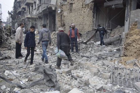 Téléchargez les photos : SYRIE (Douma) : Des résidents inspectent les dégâts sur le principal hôpital de campagne de Douma après avoir été bombardé par des frappes aériennes du gouvernement syrien à Douma, dans le nord-est de la banlieue de Damas, le 29 octobre 2015. - en image libre de droit