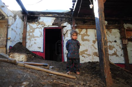 Téléchargez les photos : PAKISTAN, Tor Ghar : Des survivants pakistanais du tremblement de terre construisent des tentes à Tor Ghar, près de la ville de Sibi, le 28 octobre 2015. Le puissant tremblement de terre de 7,5 magnitude qui a frappé le 26 octobre a dévasté l'Afghanistan et le Pakistan - en image libre de droit