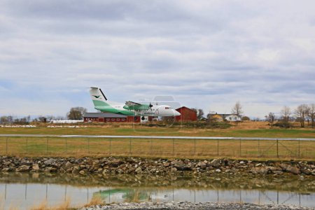 Téléchargez les photos : Bronnoysund flyplass. Prise de vue de jour. Concept d'aviation - en image libre de droit