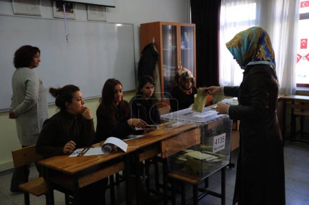 Foto de TURQUÍA, Ankara: Centro de votación durante las elecciones generales del 1 de noviembre de 2015, en Ankara, Turquía. - Imagen libre de derechos