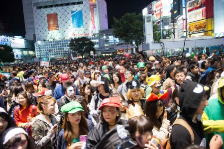 Foto de JAPÓN, Tokio: La gente usa disfraces mientras posan para las fotos mientras participa en un desfile de Halloween en Tokio el 31 de octubre de 2015. Decenas de miles de personas se reunieron en el distrito de moda Shibuya de Tokio para celebrar Halloween. - Imagen libre de derechos