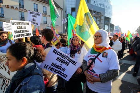 Foto de FRANCIA, París: La gente durante una manifestación pro-kurda en apoyo a Kobane, en París, Francia, el 1 de noviembre de 2015 para el Día Mundial de Kobane - Imagen libre de derechos