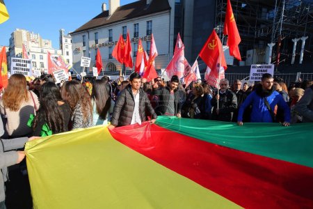 Téléchargez les photos : FRANCE, Paris : Peuple lors d'une manifestation pro kurde en soutien à Kobané, à Paris, le 1er novembre 2015 pour la Journée mondiale de Kobané - en image libre de droit