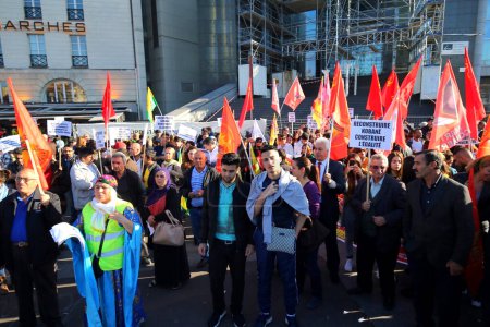 Foto de FRANCIA, París: La gente durante una manifestación pro-kurda en apoyo a Kobane, en París, Francia, el 1 de noviembre de 2015 para el Día Mundial de Kobane - Imagen libre de derechos