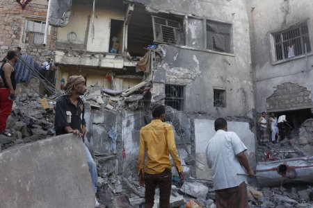 Téléchargez les photos : YEMEN, Taiz : Des Yéménites inspectent des bâtiments détruits après que la coalition dirigée par les Saoudiens a frappé un quartier résidentiel à Taiz, au Yémen, le 1er novembre 2015. - en image libre de droit