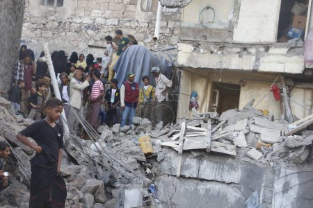Foto de YEMEN, Taiz: Los yemeníes inspeccionan edificios destruidos después de que la coalición liderada por Arabia Saudita golpeara un distrito residencial en Taiz, Yemen, el 1 de noviembre de 2015. - Imagen libre de derechos