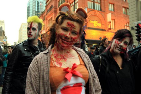 Téléchargez les photos : CANADA, Montréal : Des gens déguisés en zombies prennent part à la Journée des zombies de Montréal, le 31 octobre 2015. - en image libre de droit